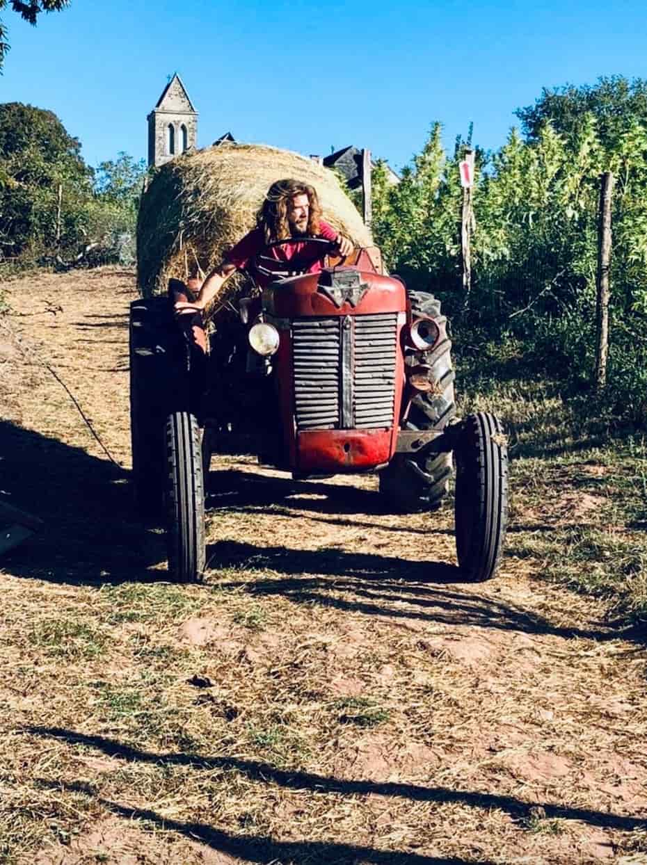 Producteur de CBD bio et de chanvre français sur un tracteur.
