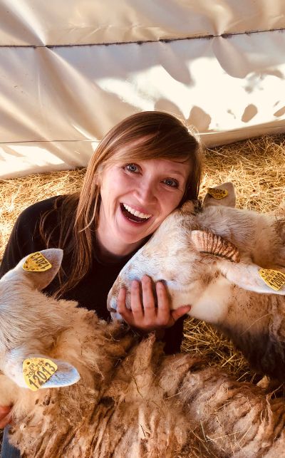 Ingénieur agronome avec les moutons de la Ferme de la Pomponnette
